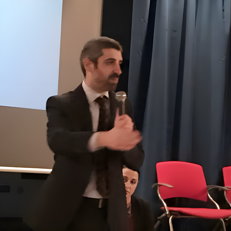 L'avvocato Davide De Matteis parla al microfono durante un incontro pubblico a Bologna