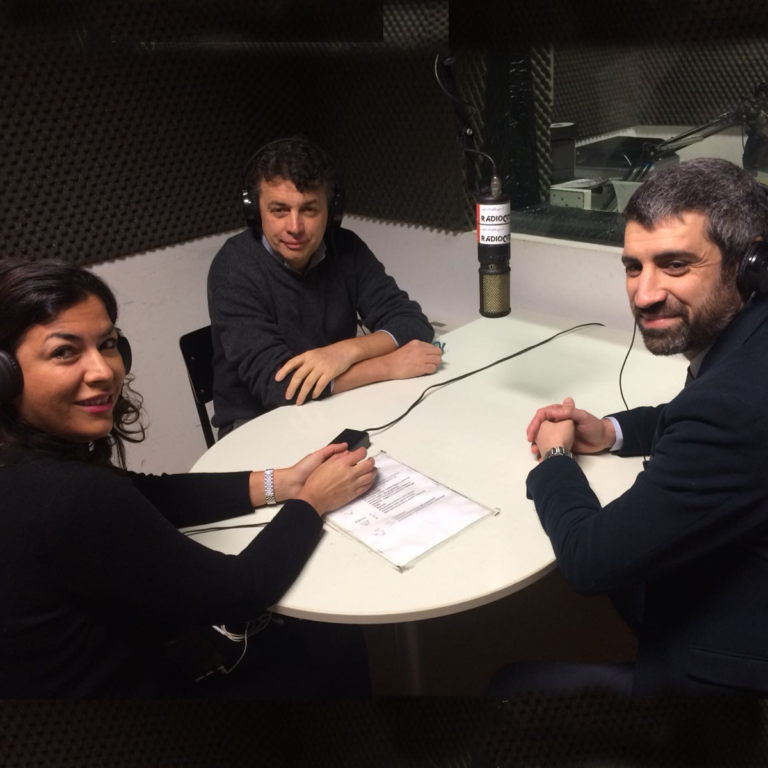L'avvocato Davide De Matteis ospite in uno studio radiofonico di Bologna durante una trasmissione