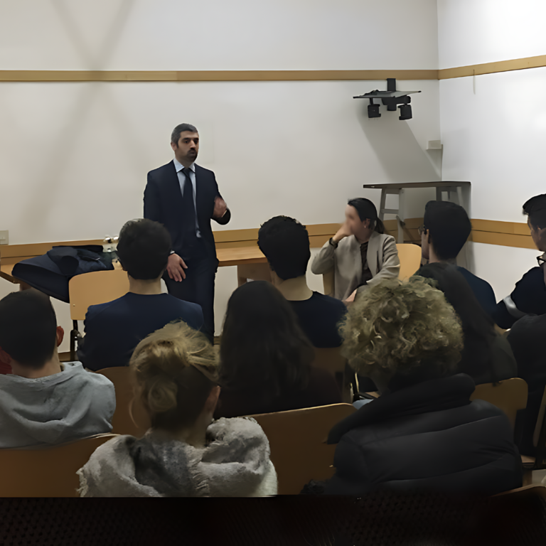 L'avvocato Davide De Matteis parla di diritto davanti a una classe di studenti